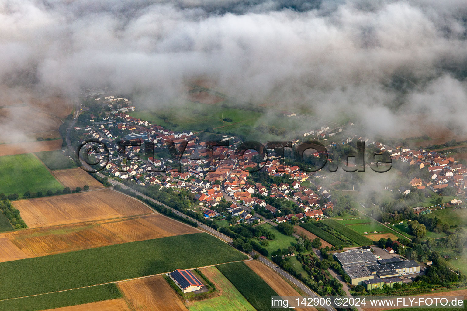 Ortschaft von Südosten unter Wolken im Ortsteil Kapellen in Kapellen-Drusweiler im Bundesland Rheinland-Pfalz, Deutschland