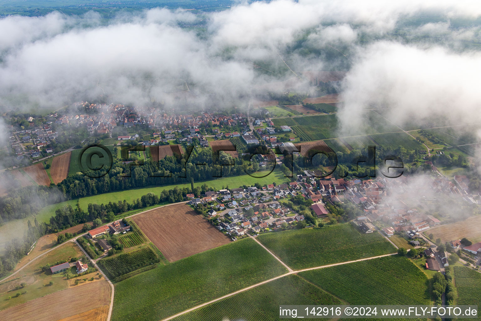 Ortschaft am Klingbachtal von Süden unter Wolken im Ortsteil Klingen in Heuchelheim-Klingen im Bundesland Rheinland-Pfalz, Deutschland