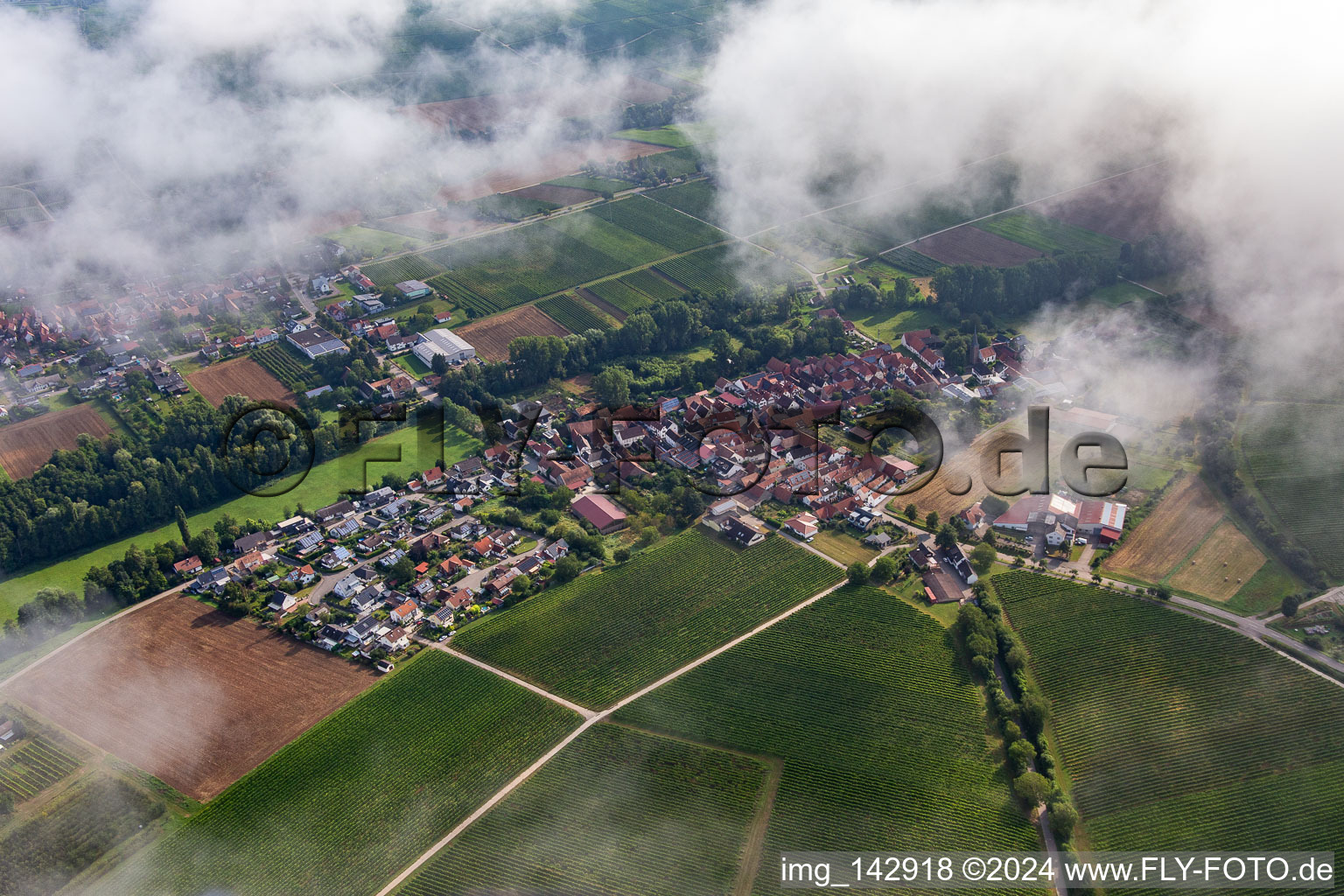 Luftbild von Ortschaft am Klingbachtal von Süden unter Wolken im Ortsteil Klingen in Heuchelheim-Klingen im Bundesland Rheinland-Pfalz, Deutschland