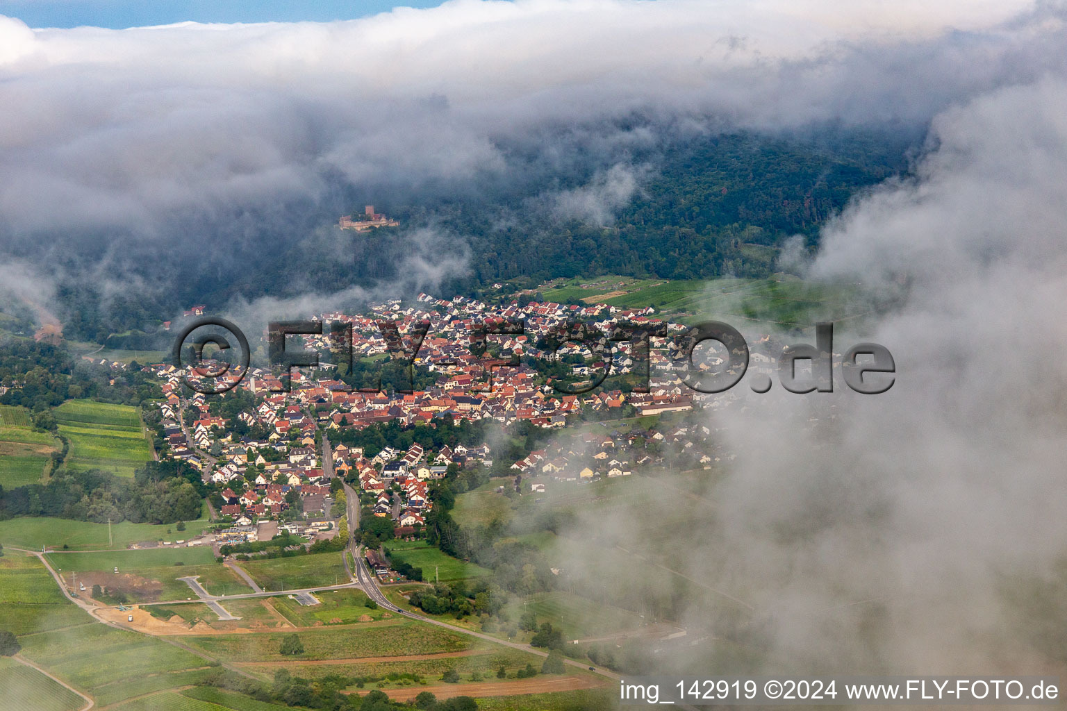 Ortschaft am Rand des Pfläzerwaldes von Nordosten unter Wolken in Klingenmünster im Bundesland Rheinland-Pfalz, Deutschland