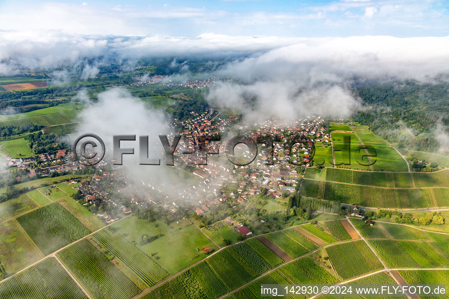 Luftbild von Ortschaft von Nordosten unter Wolken in Klingenmünster im Bundesland Rheinland-Pfalz, Deutschland