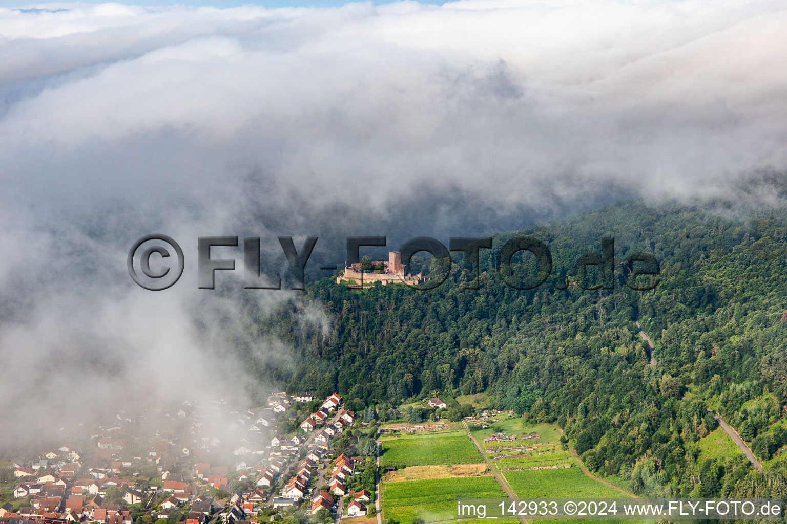 Burg Landeck am Morgen unter tiefen Wolken in Klingenmünster im Bundesland Rheinland-Pfalz, Deutschland