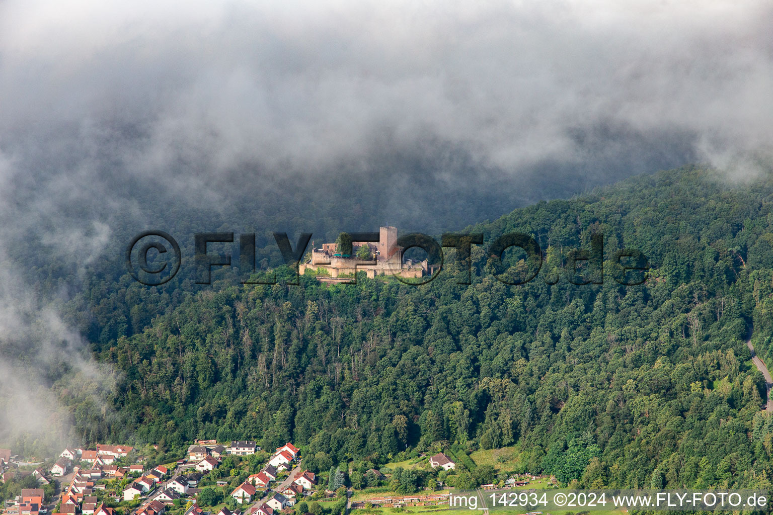 Luftbild von Burg Landeck am Morgen unter tiefen Wolken in Klingenmünster im Bundesland Rheinland-Pfalz, Deutschland