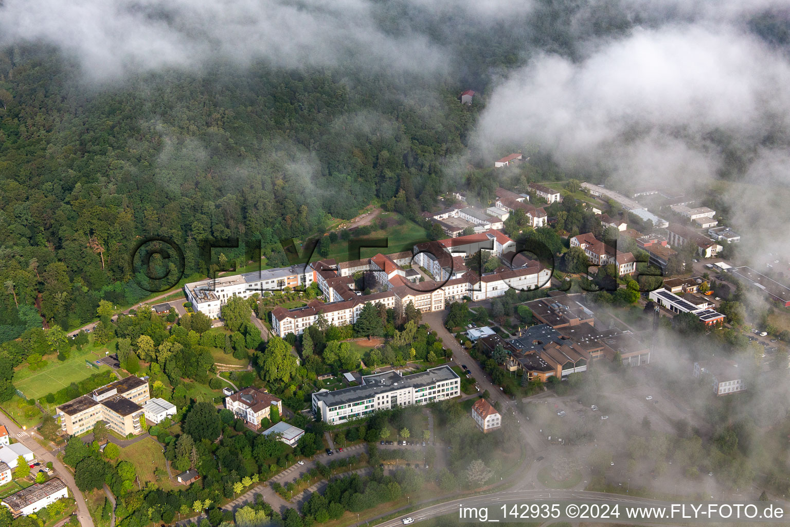 Dichte Wolken über dem Pfalzklinikum für Psychiatrie und Neurologie in Klingenmünster im Bundesland Rheinland-Pfalz, Deutschland von oben