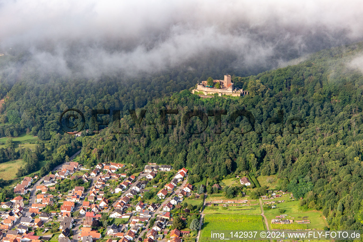 Luftaufnahme von Burg Landeck am Morgen unter tiefen Wolken in Klingenmünster im Bundesland Rheinland-Pfalz, Deutschland