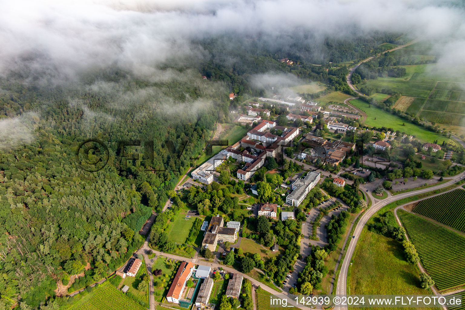 Dichte Wolken über dem Pfalzklinikum für Psychiatrie und Neurologie in Klingenmünster im Bundesland Rheinland-Pfalz, Deutschland von oben gesehen