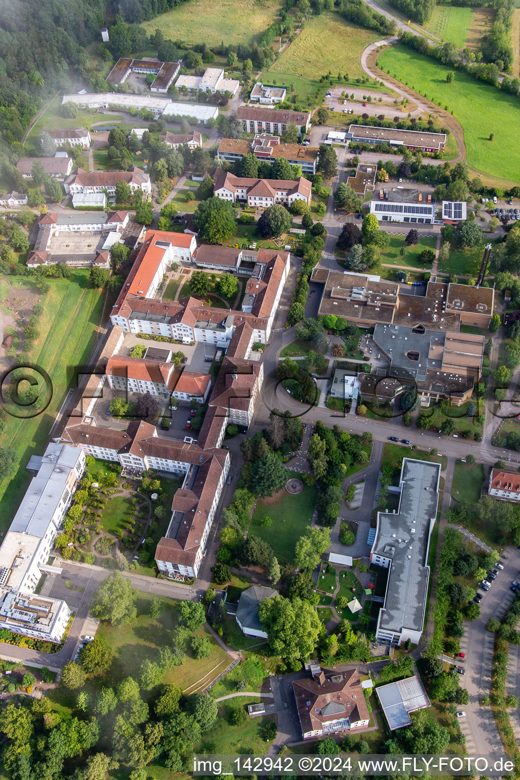 Dichte Wolken über dem Pfalzklinikum für Psychiatrie und Neurologie in Klingenmünster im Bundesland Rheinland-Pfalz, Deutschland aus der Vogelperspektive