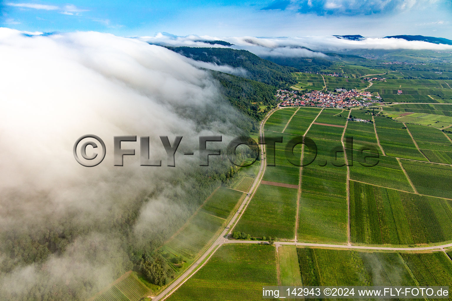 Dichte Wolken aus Westen fließen über den  Haardtrand unterhalb der Madenburg in Eschbach im Bundesland Rheinland-Pfalz, Deutschland