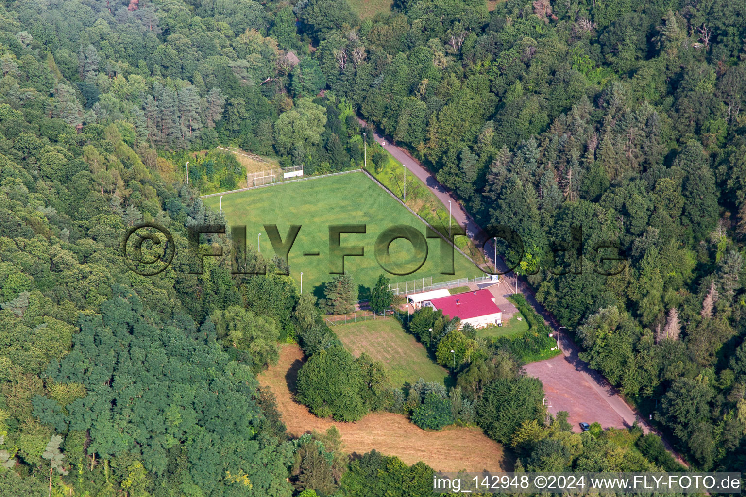 Verwaister Sportplatz ASV Eschbach am Morgen im Bundesland Rheinland-Pfalz, Deutschland