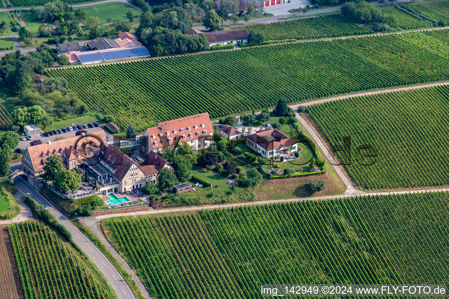 4-Sterne-Hotel Leinsweiler Hof zwischen Weinbergen am Morgen im Bundesland Rheinland-Pfalz, Deutschland