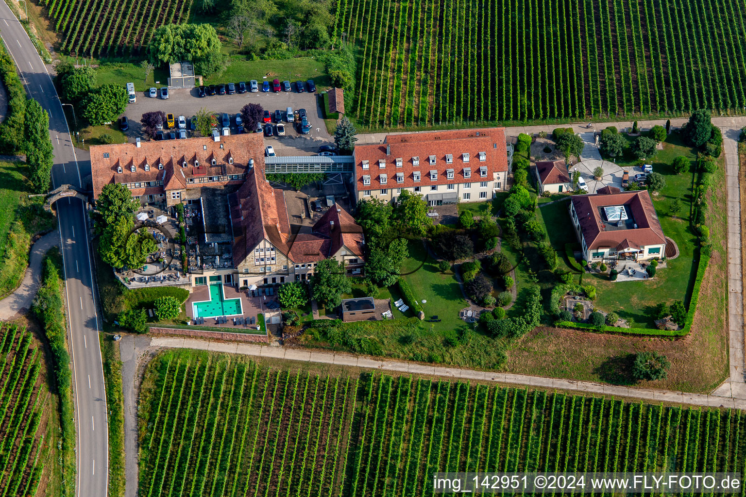 Luftbild von 4-Sterne-Hotel Leinsweiler Hof zwischen Weinbergen am Morgen im Bundesland Rheinland-Pfalz, Deutschland