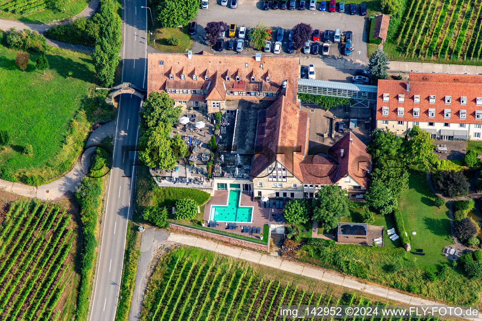 Luftaufnahme von 4-Sterne-Hotel Leinsweiler Hof zwischen Weinbergen am Morgen im Bundesland Rheinland-Pfalz, Deutschland