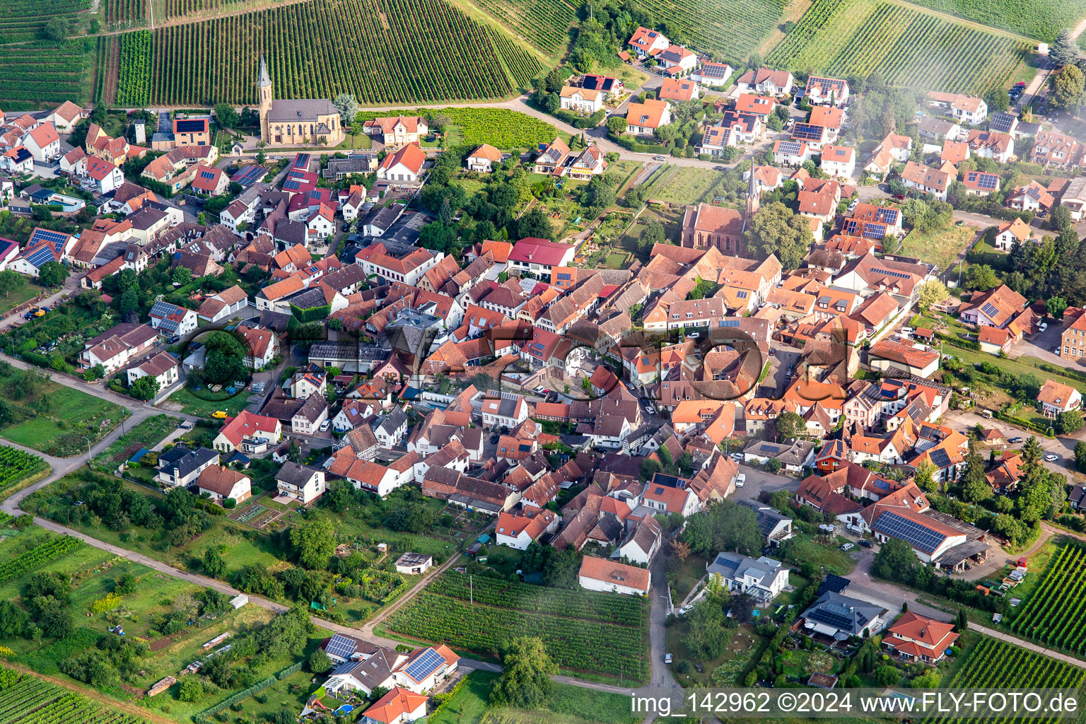 Luftbild von Weinort von Süden in Birkweiler im Bundesland Rheinland-Pfalz, Deutschland