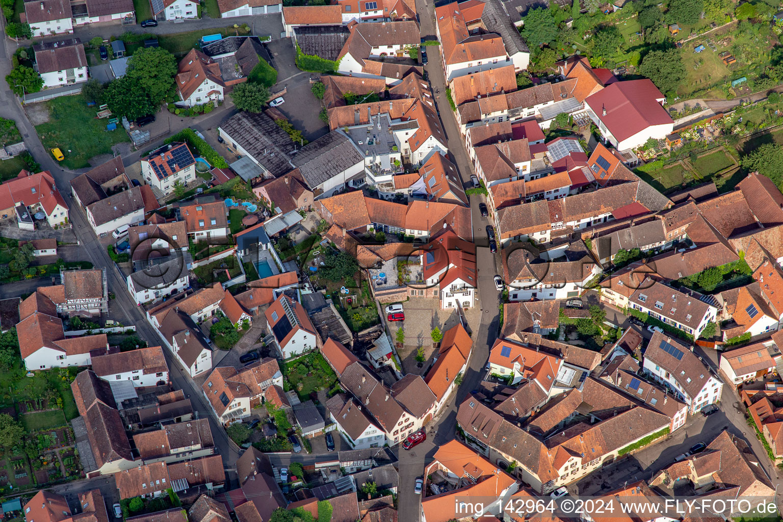 Luftbild von Hauptstr in Birkweiler im Bundesland Rheinland-Pfalz, Deutschland