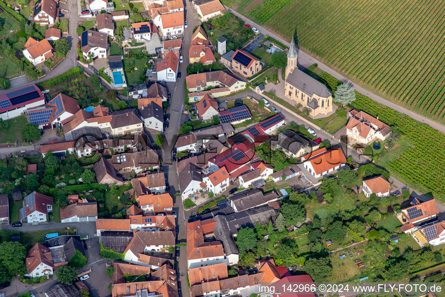 Katholische Kirche St. Bartholomäus unterhalb der Weinberge am Daschberg in Birkweiler im Bundesland Rheinland-Pfalz, Deutschland