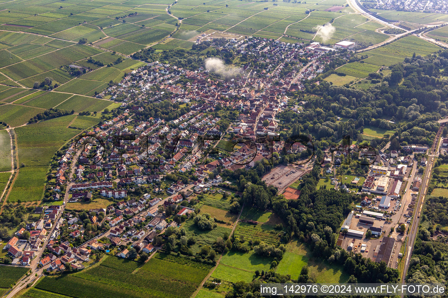 Ortschaft von Osten unter Wolken im Ortsteil Godramstein in Landau in der Pfalz im Bundesland Rheinland-Pfalz, Deutschland