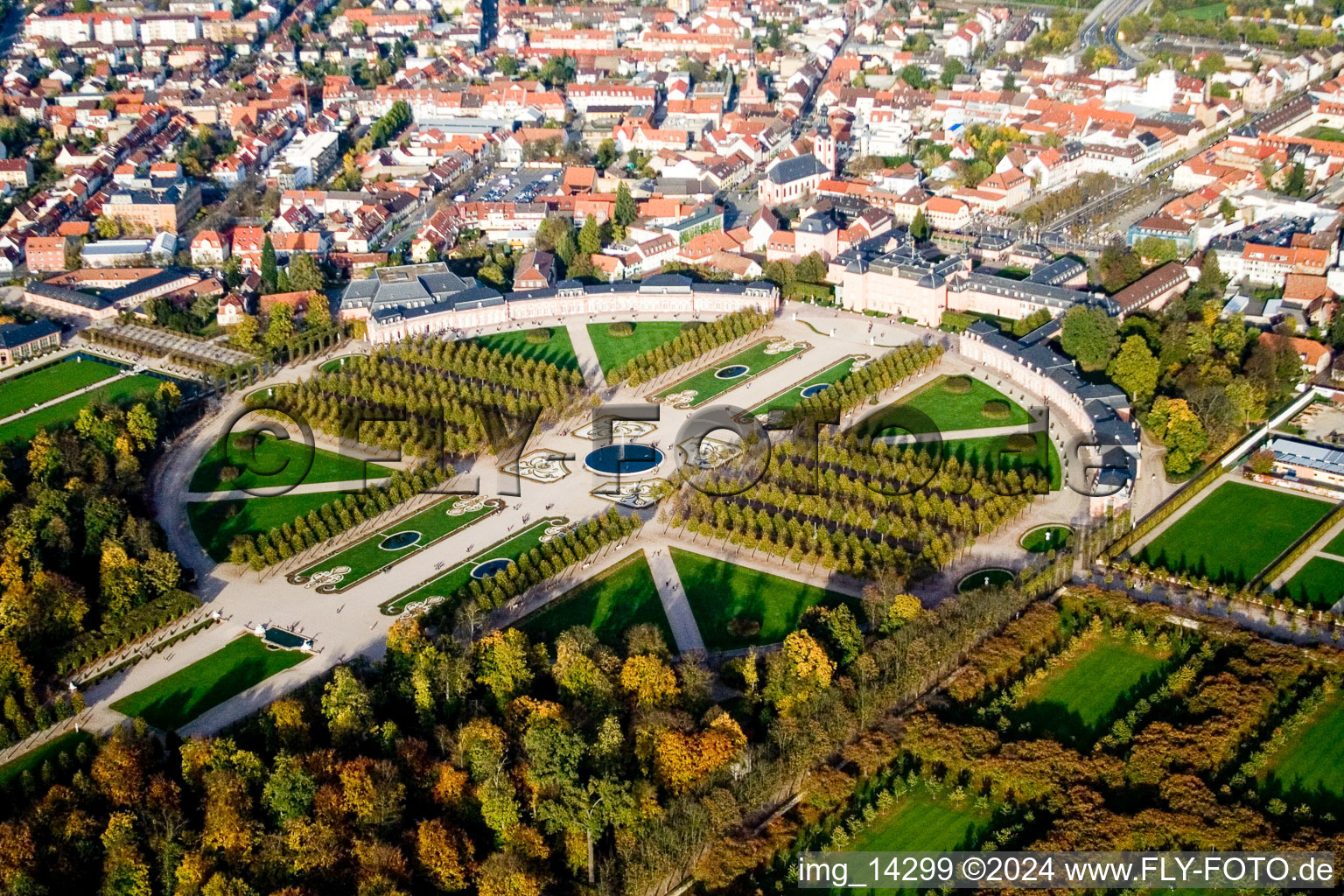 Rokoko Parkanlage des Garten und Schloss Schwetzingen in Schwetzingen im Bundesland Baden-Württemberg, Deutschland von oben