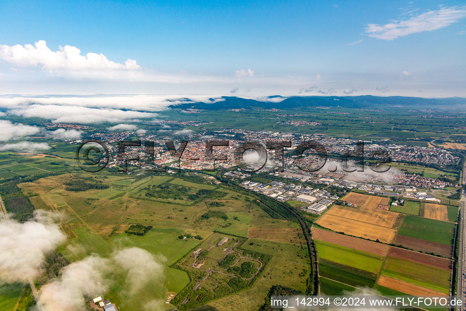 Stadt unter Wolken am Morgen von Südosten in Landau in der Pfalz im Bundesland Rheinland-Pfalz, Deutschland