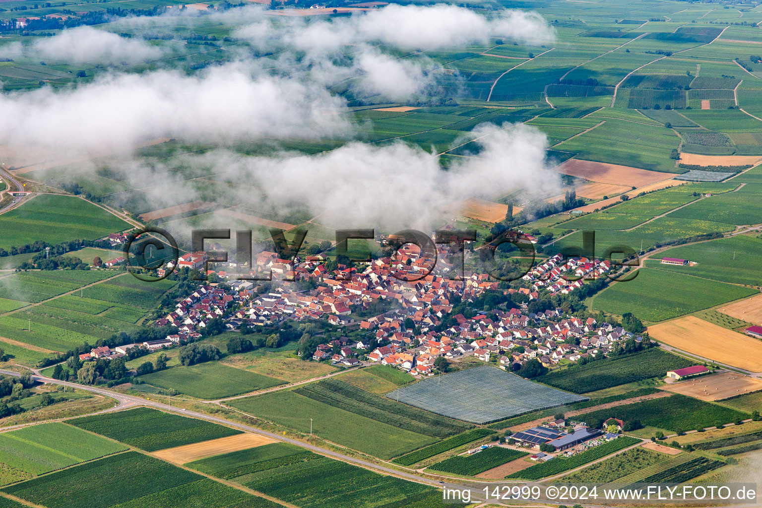 Luftbild von Ortschaft unter Wolken von Nordosten in Impflingen im Bundesland Rheinland-Pfalz, Deutschland