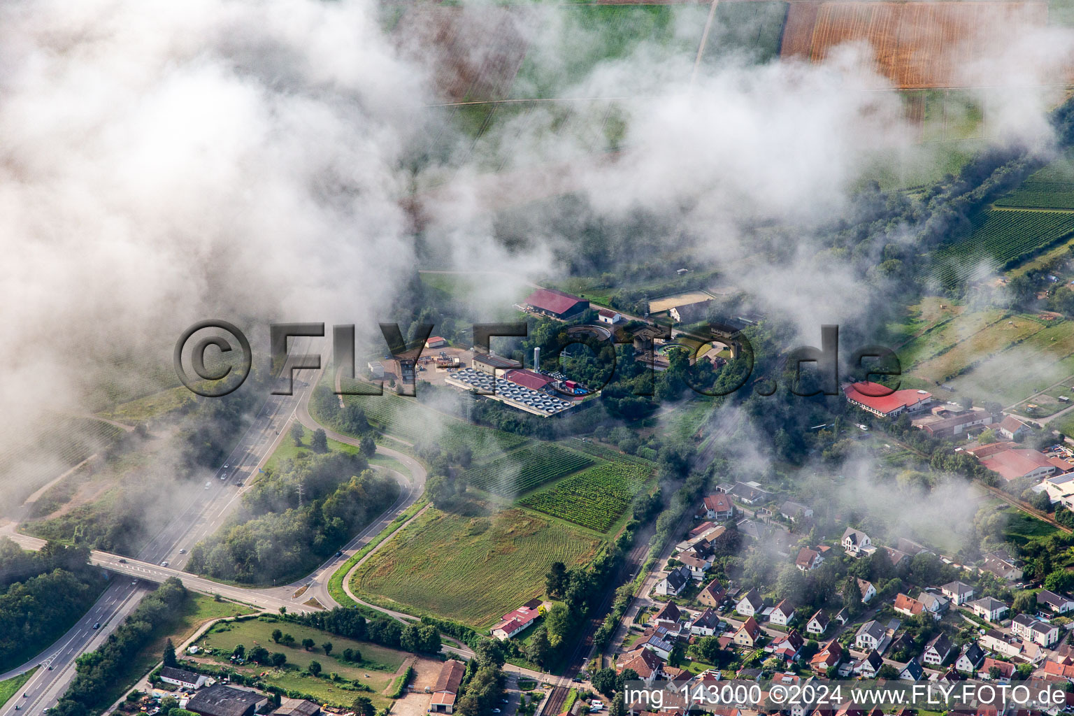 Tiefe Wolken über dem Geothermiekraftwerk Insheim im Bundesland Rheinland-Pfalz, Deutschland