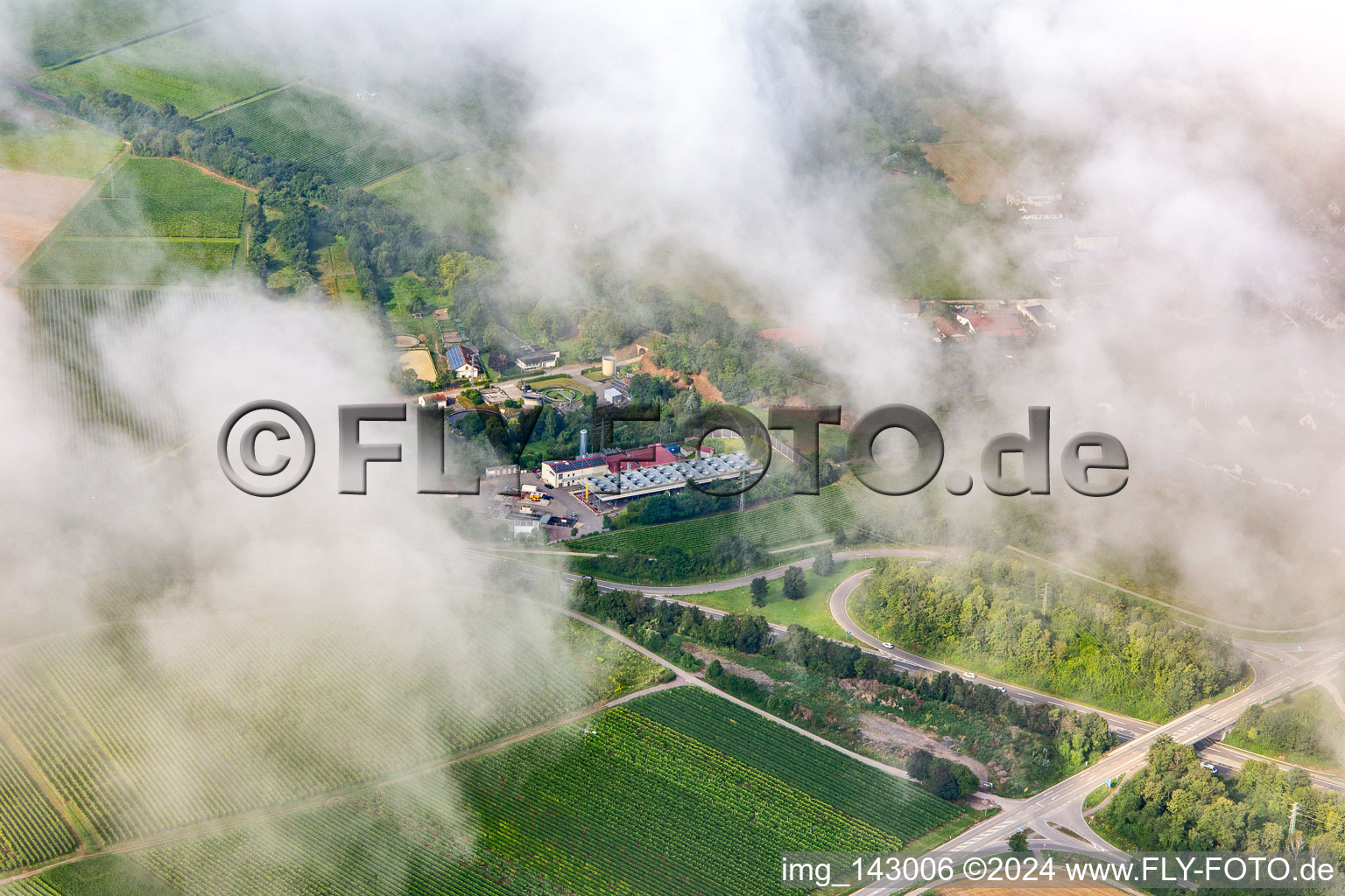 Luftaufnahme von Tiefe Wolken über dem Geothermiekraftwerk Insheim im Bundesland Rheinland-Pfalz, Deutschland