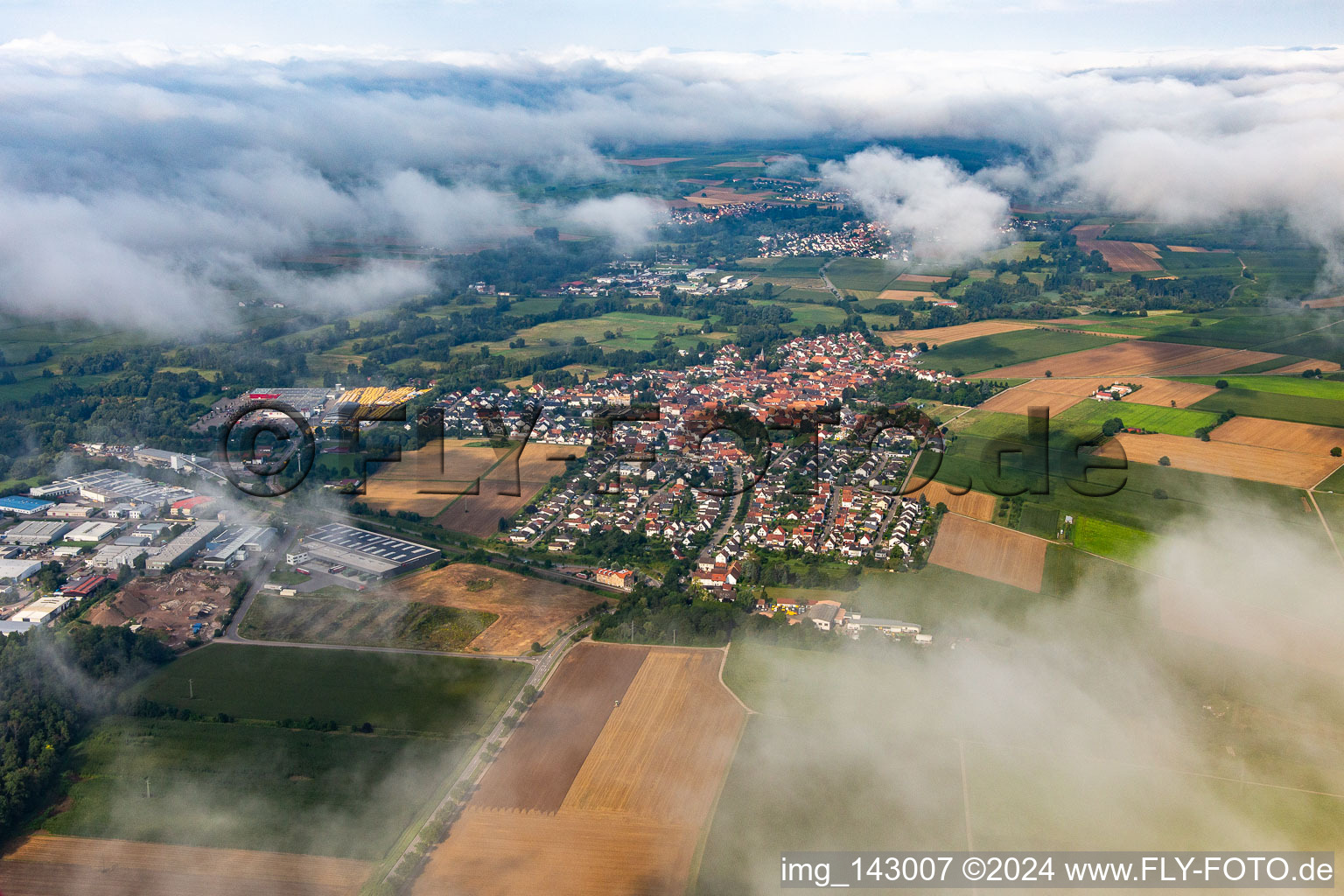 Ortschaft unter Wolken von Osten in Rohrbach im Bundesland Rheinland-Pfalz, Deutschland