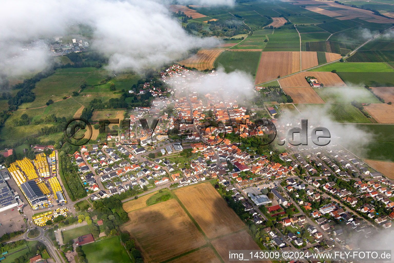 Luftbild von Ortschaft unter Wolken von Osten in Rohrbach im Bundesland Rheinland-Pfalz, Deutschland