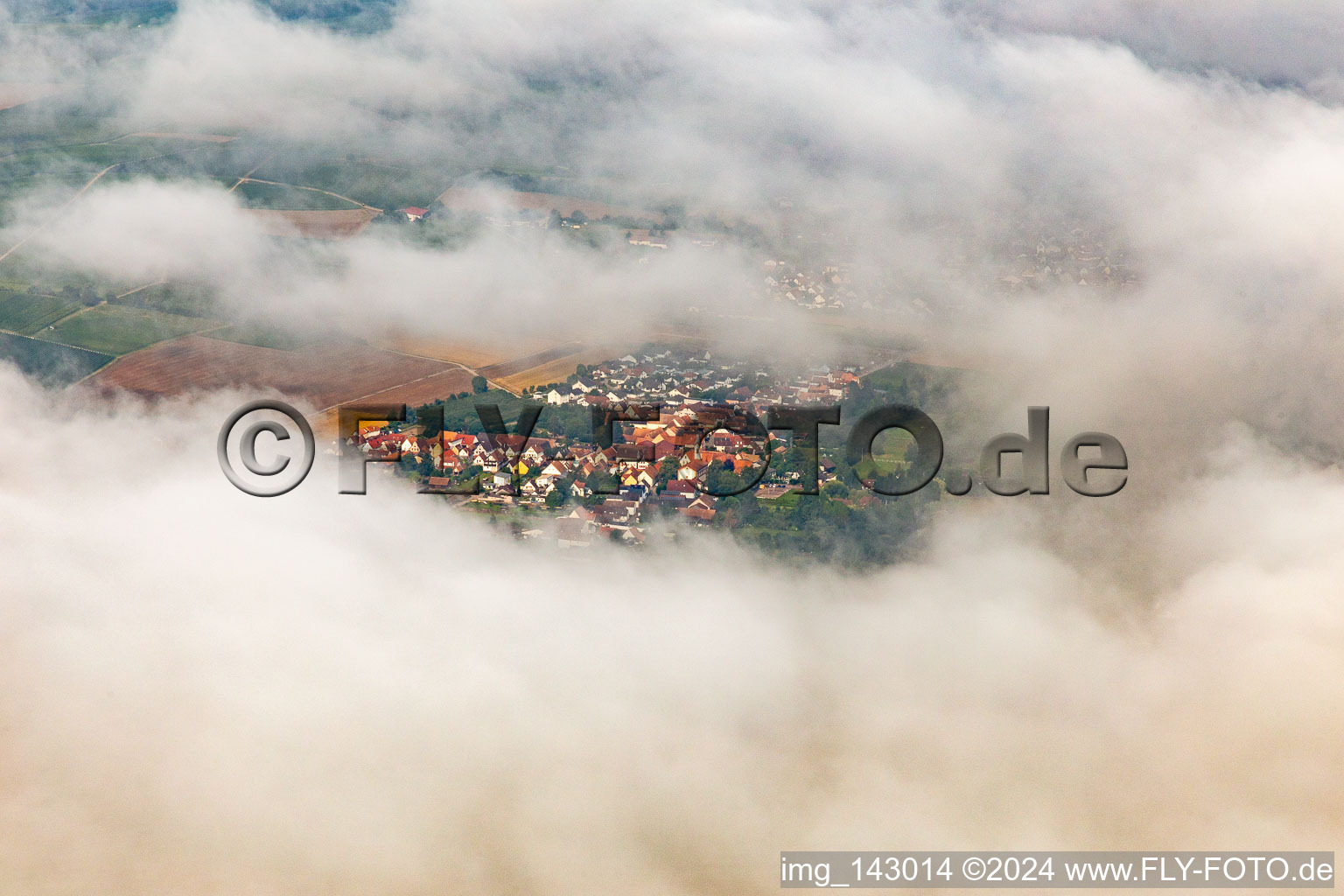 Ortschaft versteckt unter Wolken von Osten im Ortsteil Billigheim in Billigheim-Ingenheim im Bundesland Rheinland-Pfalz, Deutschland