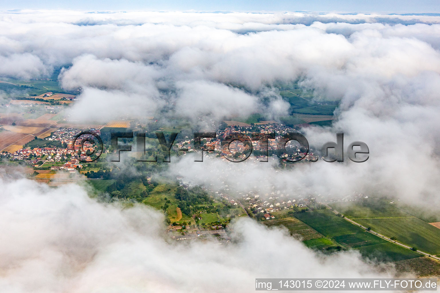 Luftbild von Ortschaft versteckt unter Wolken von Osten im Ortsteil Billigheim in Billigheim-Ingenheim im Bundesland Rheinland-Pfalz, Deutschland