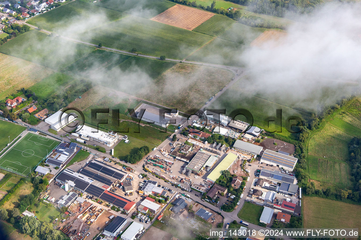 Gewerbegebiet Industriestraße unter Wolken im Ortsteil Billigheim in Billigheim-Ingenheim im Bundesland Rheinland-Pfalz, Deutschland