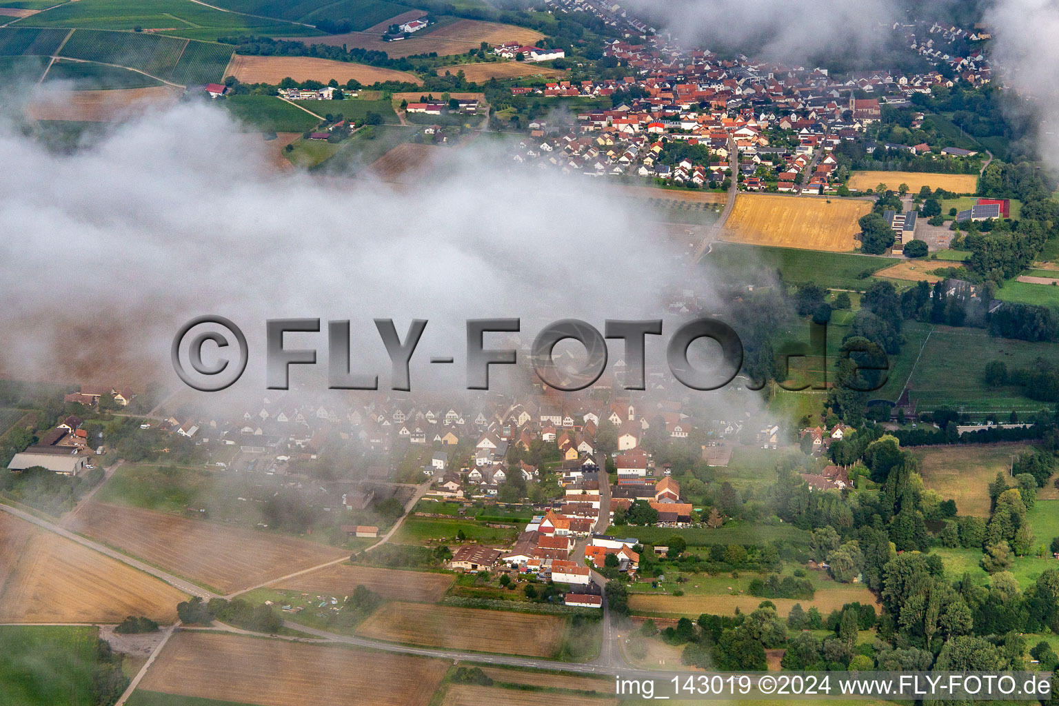 Ortschaft versteckt unter Wolken von Osten im Ortsteil Mühlhofen in Billigheim-Ingenheim im Bundesland Rheinland-Pfalz, Deutschland