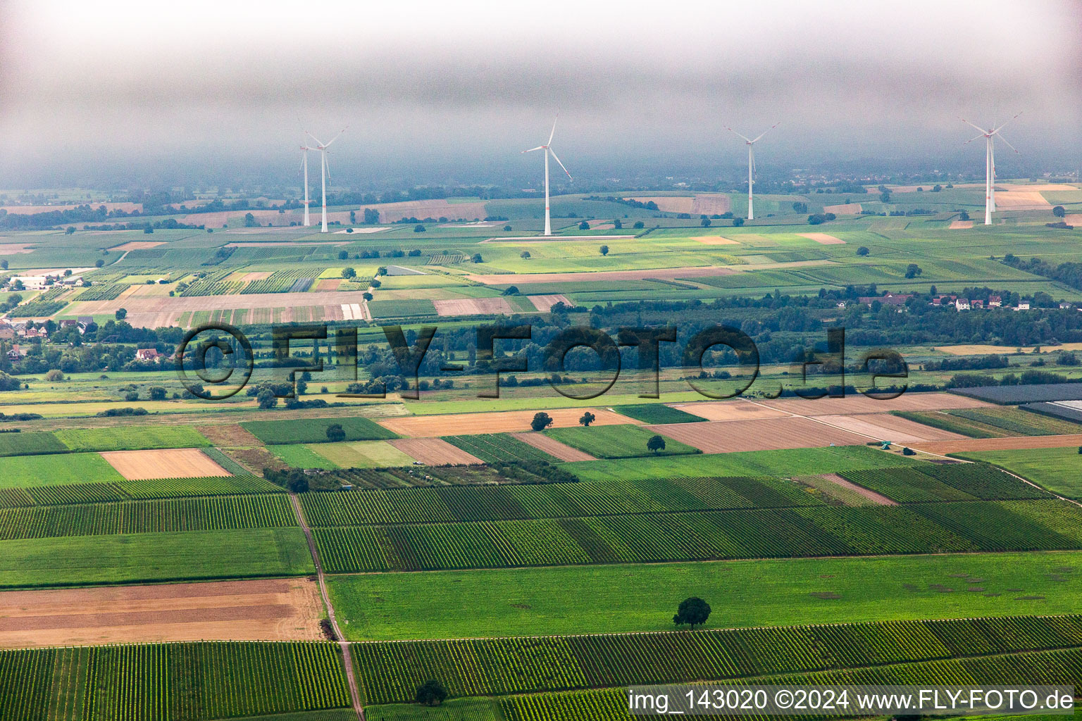 Tiefe Wolken über dem  Windpark Freckenfeld aus Norden im Bundesland Rheinland-Pfalz, Deutschland