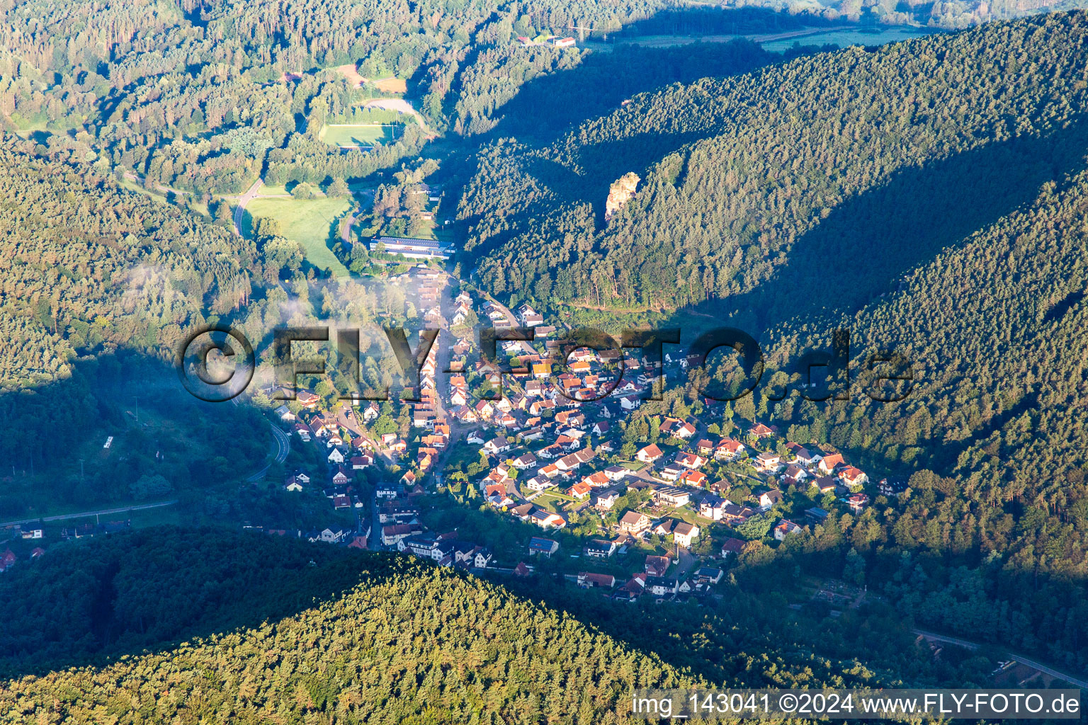 Luftbild von Lug von Osten im Bundesland Rheinland-Pfalz, Deutschland