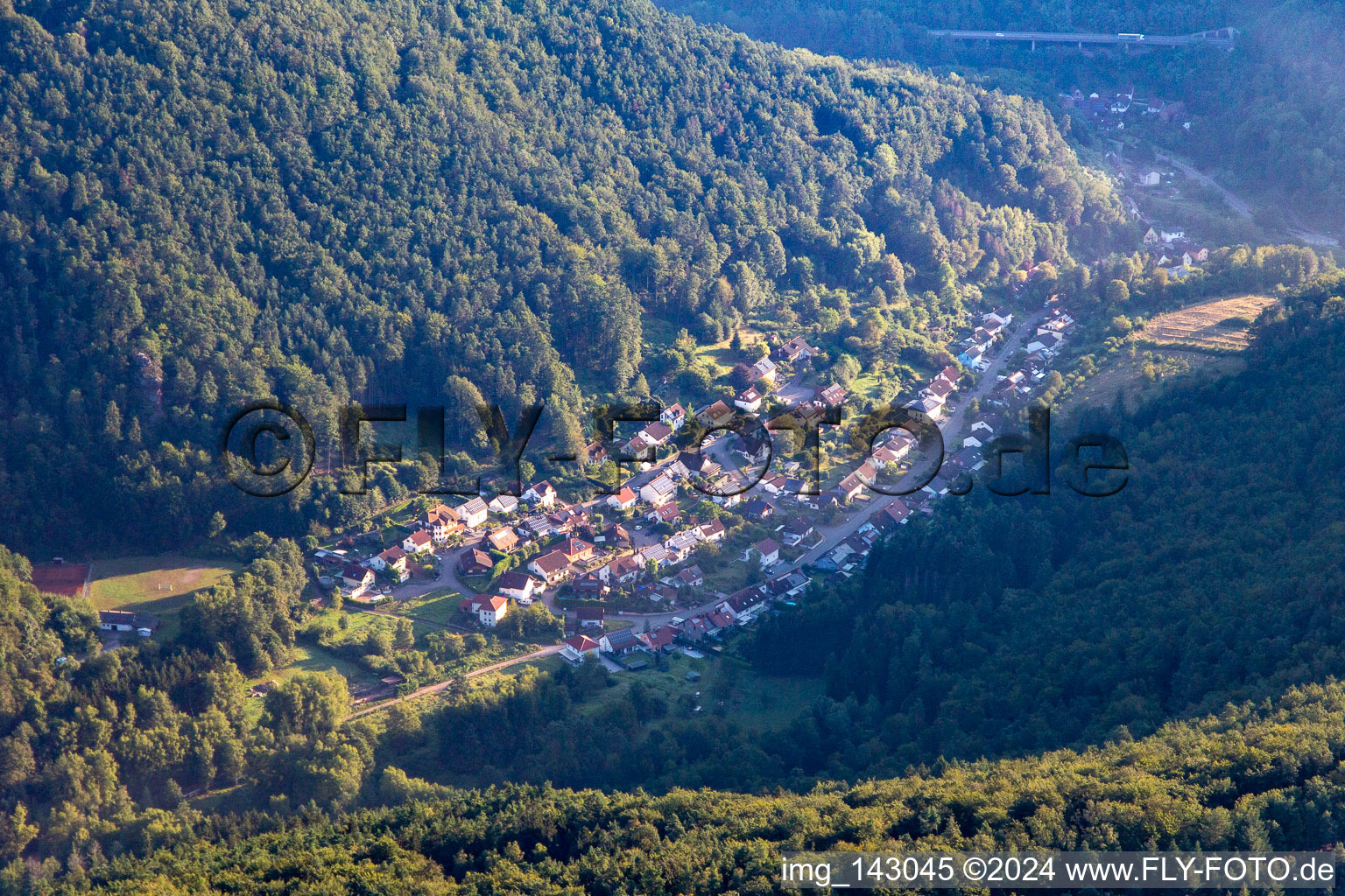 Rinnthal von Südwesten im Bundesland Rheinland-Pfalz, Deutschland