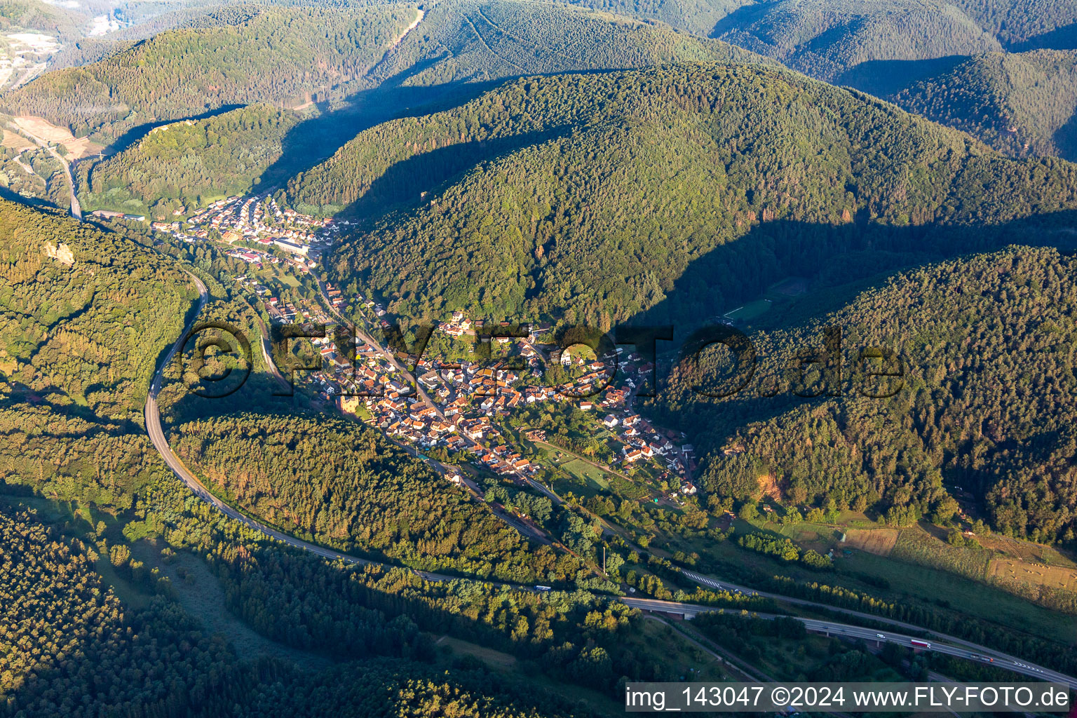 Ort im Queichtal mit B10-Umgehung in Wilgartswiesen im Bundesland Rheinland-Pfalz, Deutschland