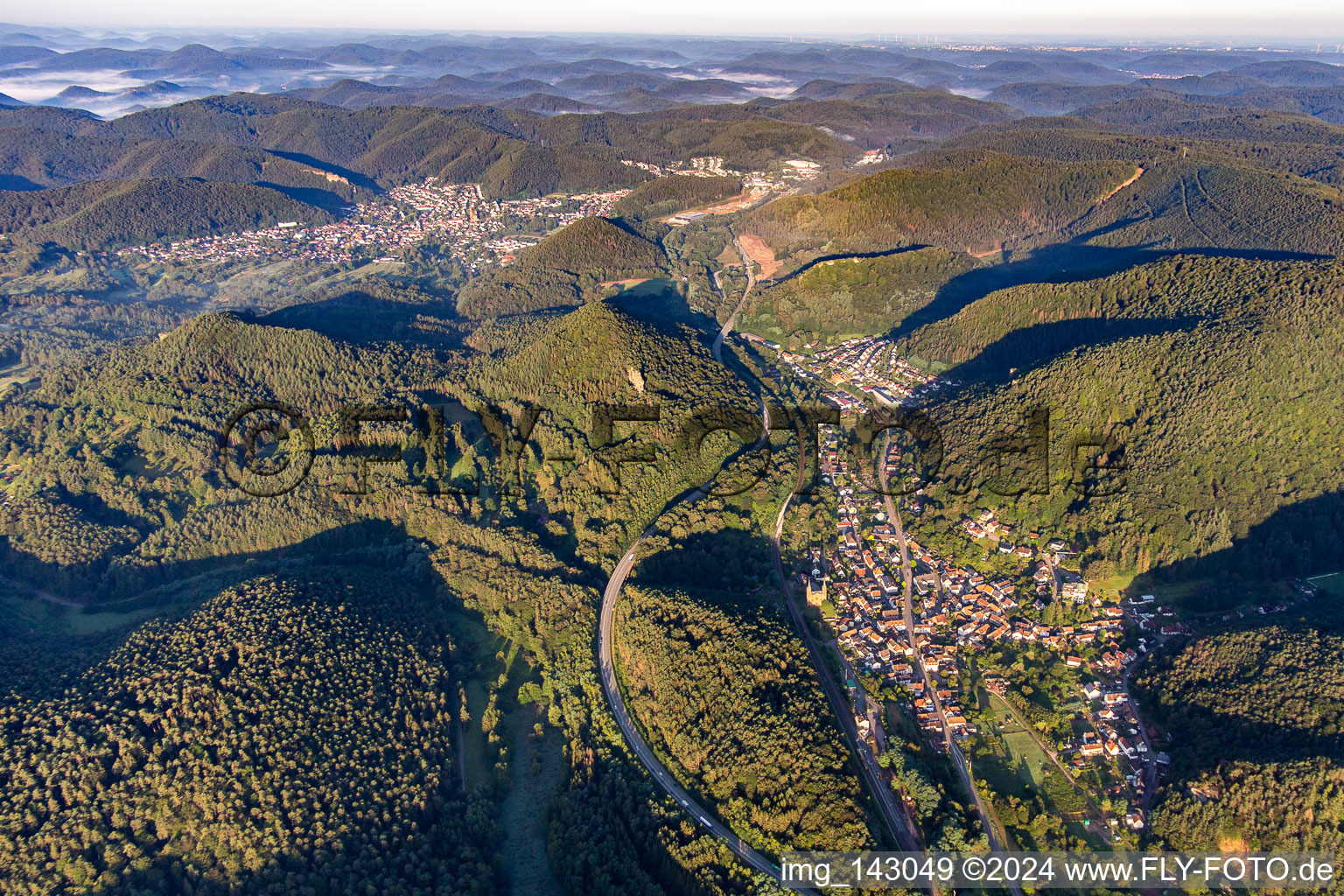 Luftaufnahme von Ort im Queichtal mit B10-Umgehung in Wilgartswiesen im Bundesland Rheinland-Pfalz, Deutschland