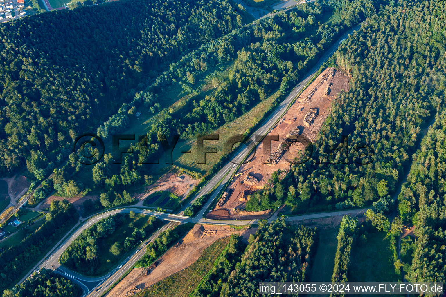 Baustelle für LKW-Parkplatz an der B10 von Pirmasens nach Annweiler in Wilgartswiesen im Bundesland Rheinland-Pfalz, Deutschland