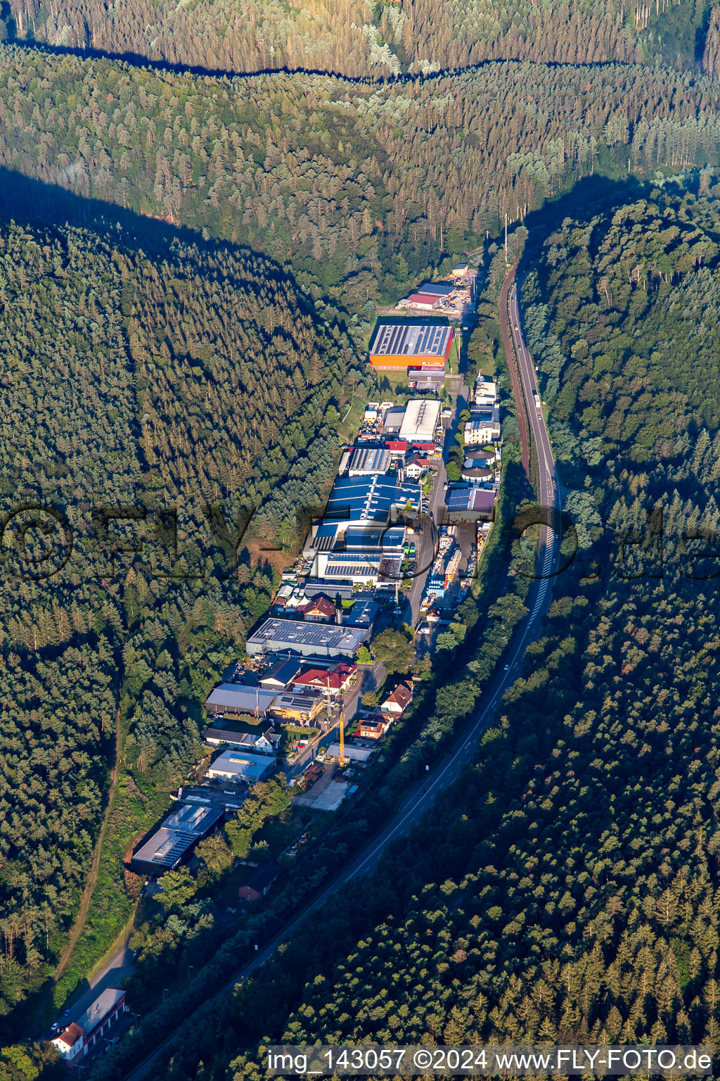 Gewerbegebiet an der Alten Bundesstraße mit Gundermann,  Gusto Palatino GmbH & Co. KG und  Schuh Marke Gmbh & Co. Kg und in Hauenstein im Bundesland Rheinland-Pfalz, Deutschland