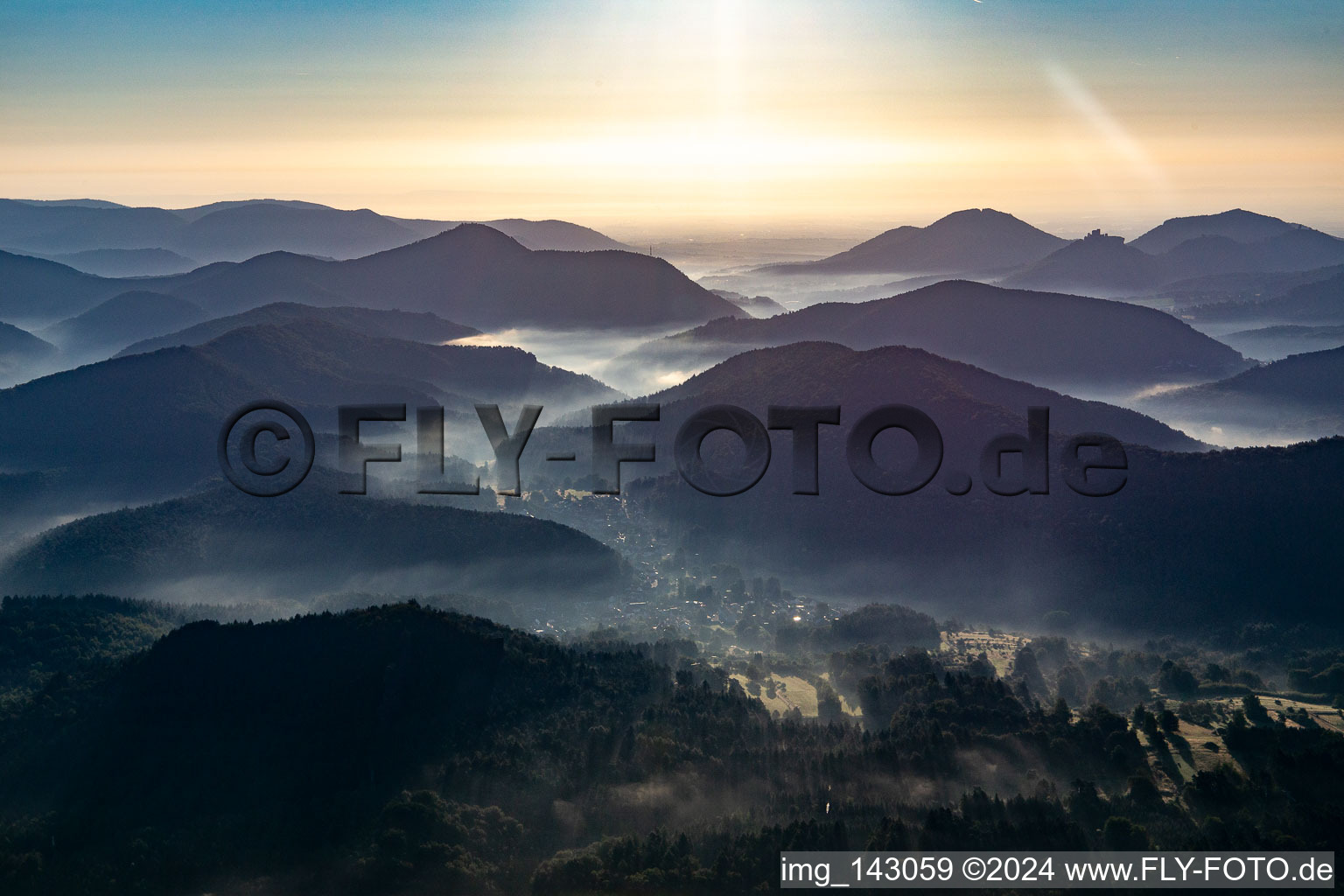 Morgendunst im Queichtal von Westen in Spirkelbach im Bundesland Rheinland-Pfalz, Deutschland