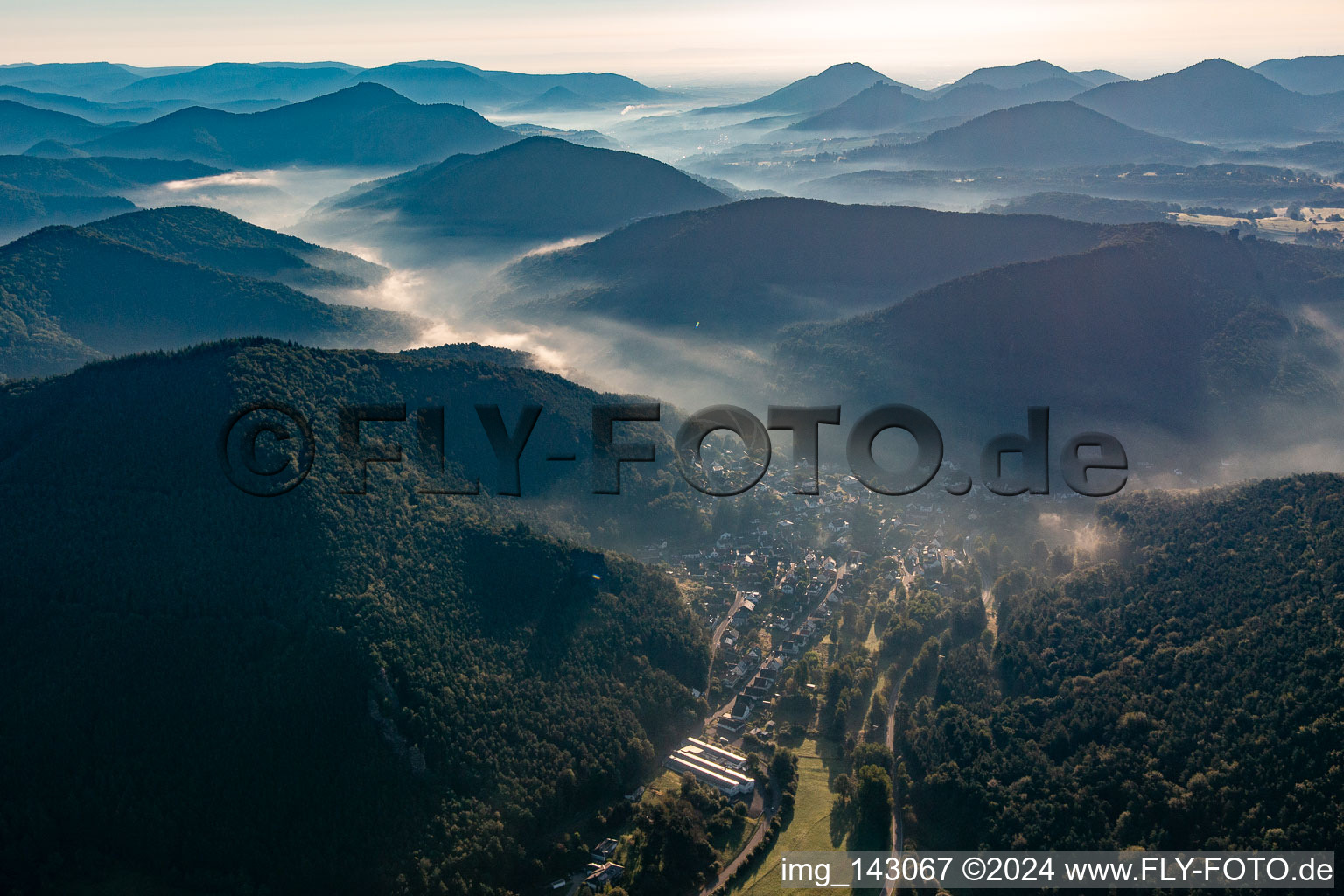 Morgendunst im Queichtal von Westen in Lug im Bundesland Rheinland-Pfalz, Deutschland