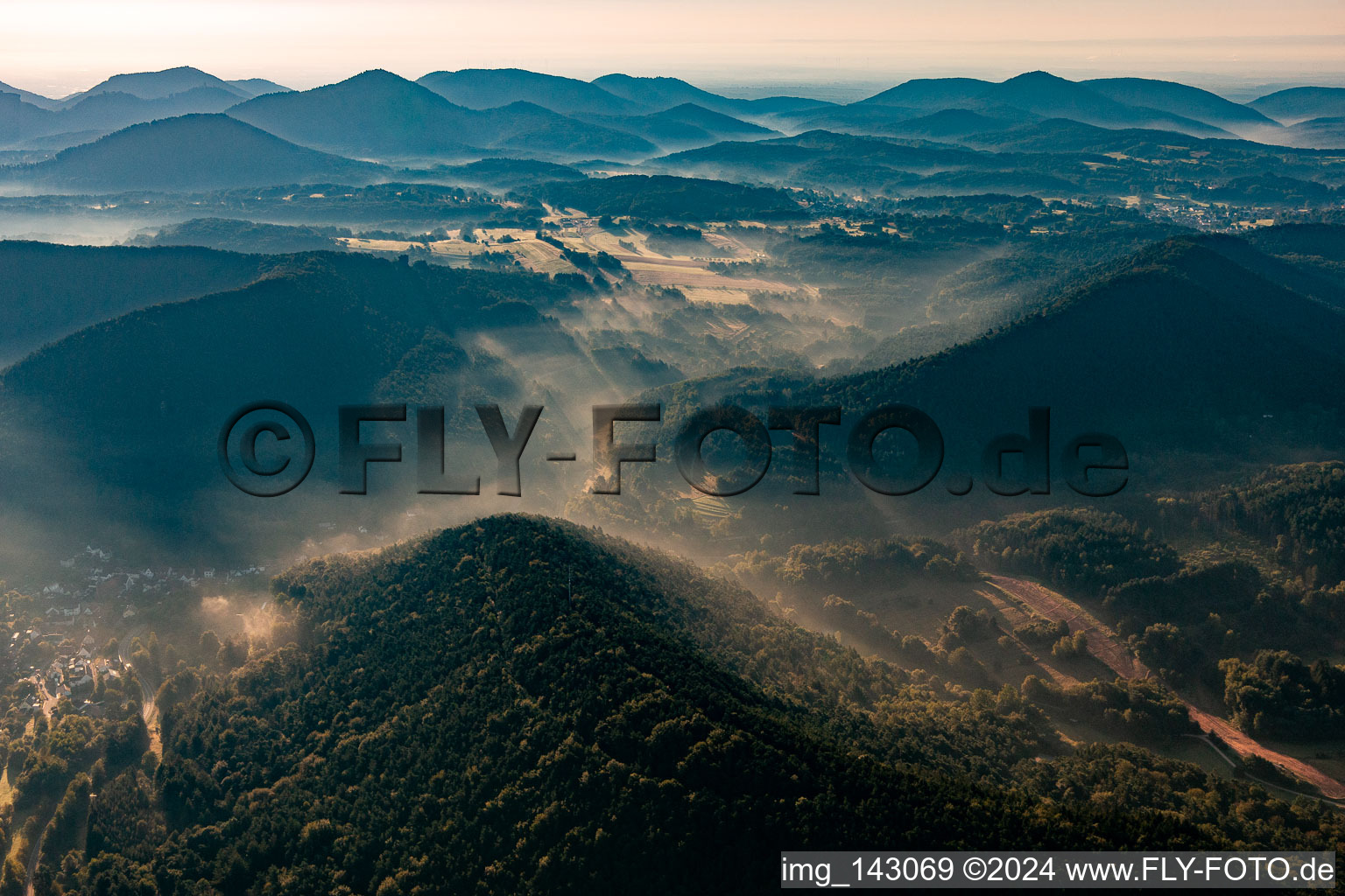 Morgendunst im Pfälzerwald von Norden in Oberschlettenbach im Bundesland Rheinland-Pfalz, Deutschland