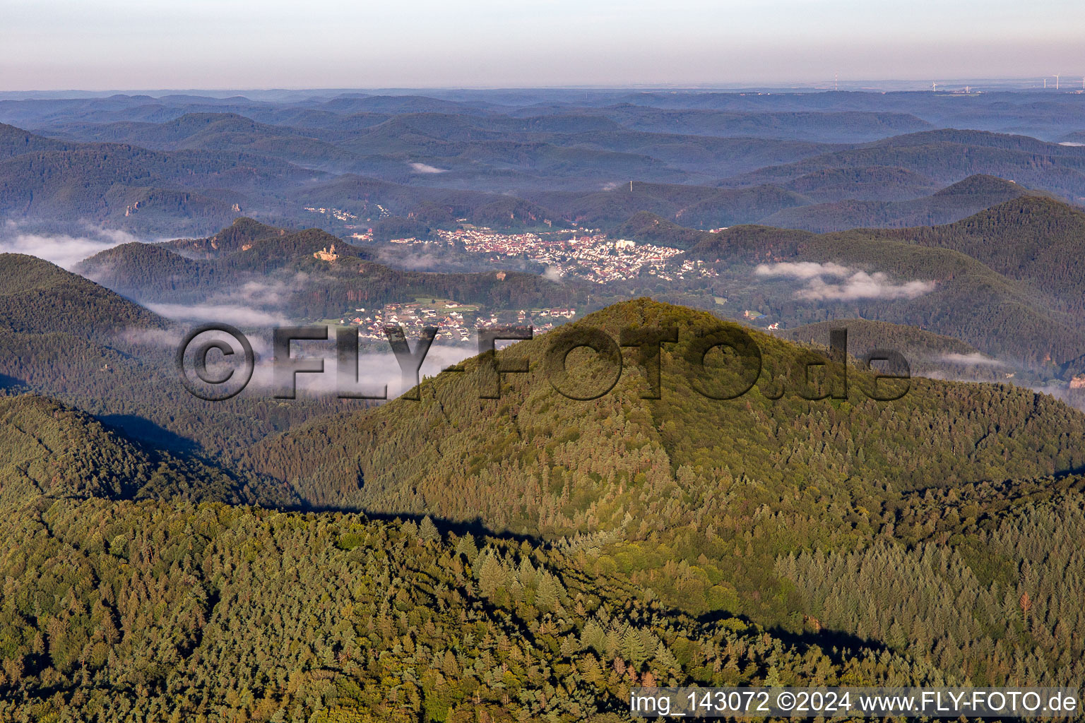 Morgendunst im Wieslautertal von Nordosten in Erfweiler im Bundesland Rheinland-Pfalz, Deutschland