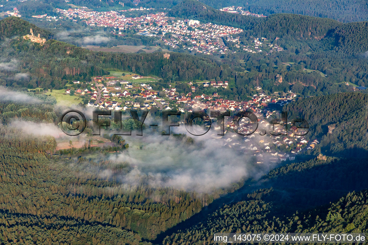 Ortschaft im Morgendunst von Osten in Schindhard im Bundesland Rheinland-Pfalz, Deutschland