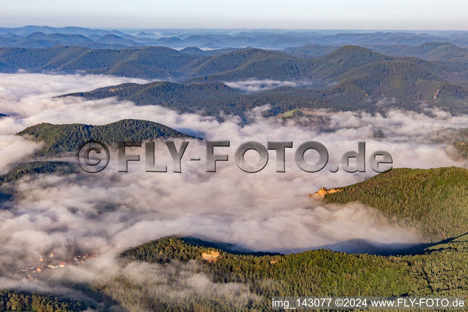 Morgendunst im Wieslautertal von Nordosten in Schindhard im Bundesland Rheinland-Pfalz, Deutschland