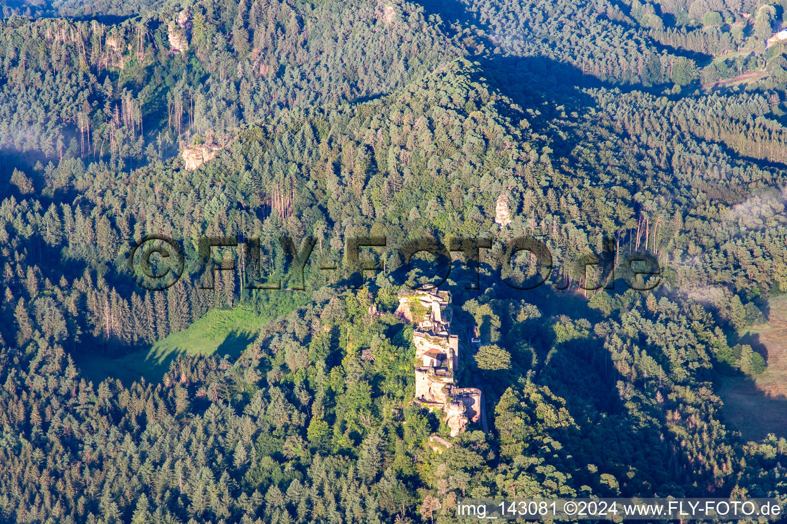 Luftaufnahme von Burgenmassiv Altdahn mit Burgruinen Granfendahn und Tanstein in Dahn im Bundesland Rheinland-Pfalz, Deutschland