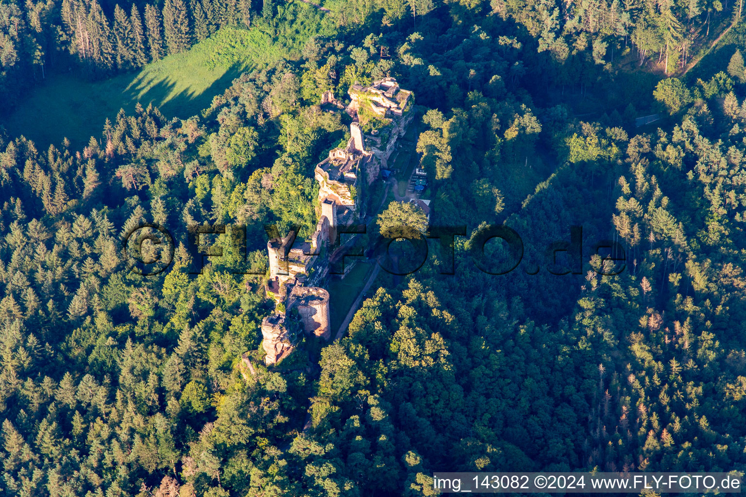 Schrägluftbild von Burgenmassiv Altdahn mit Burgruinen Granfendahn und Tanstein in Dahn im Bundesland Rheinland-Pfalz, Deutschland