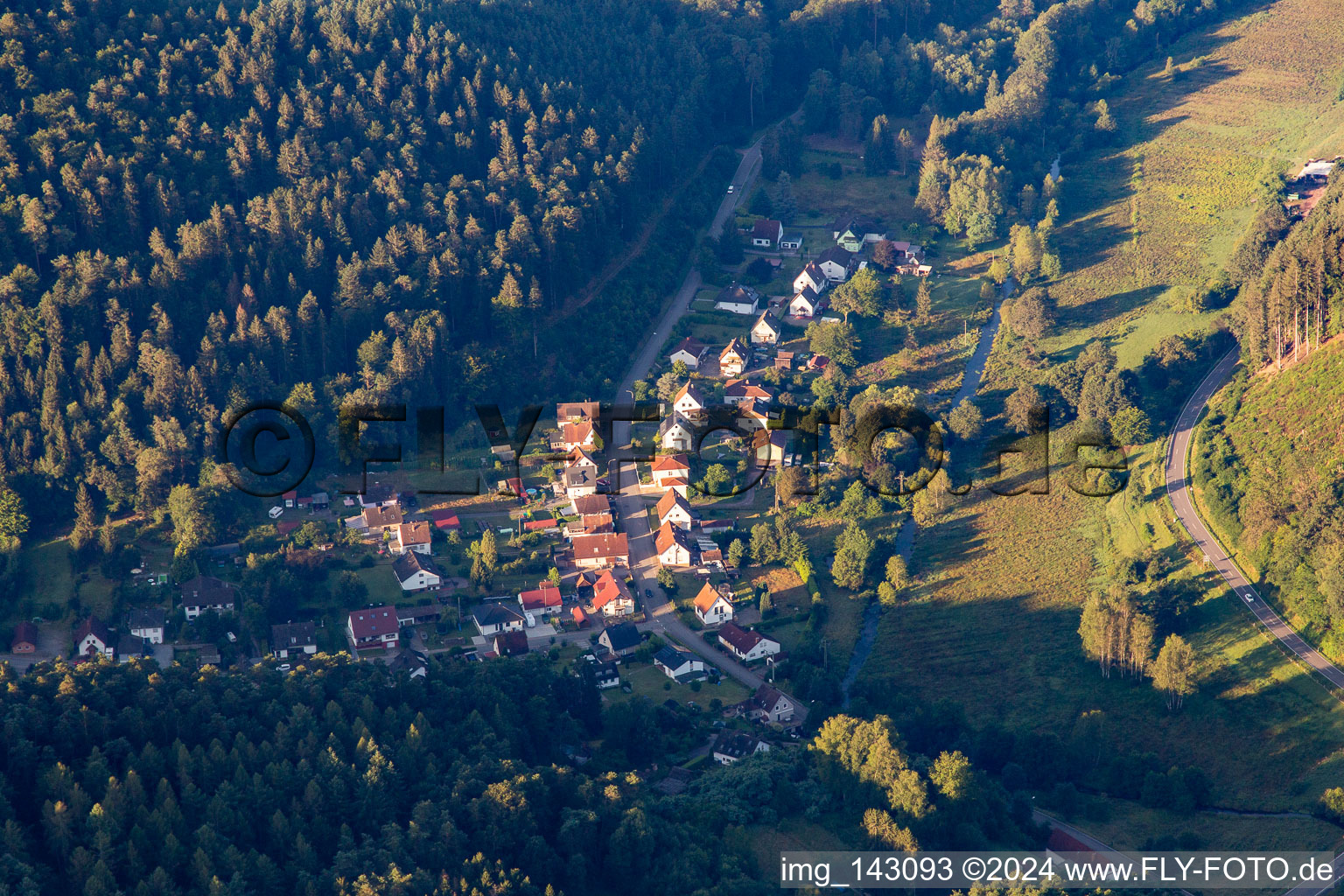 Schrägluftbild von Ortsteil Salzwoog in Lemberg im Bundesland Rheinland-Pfalz, Deutschland