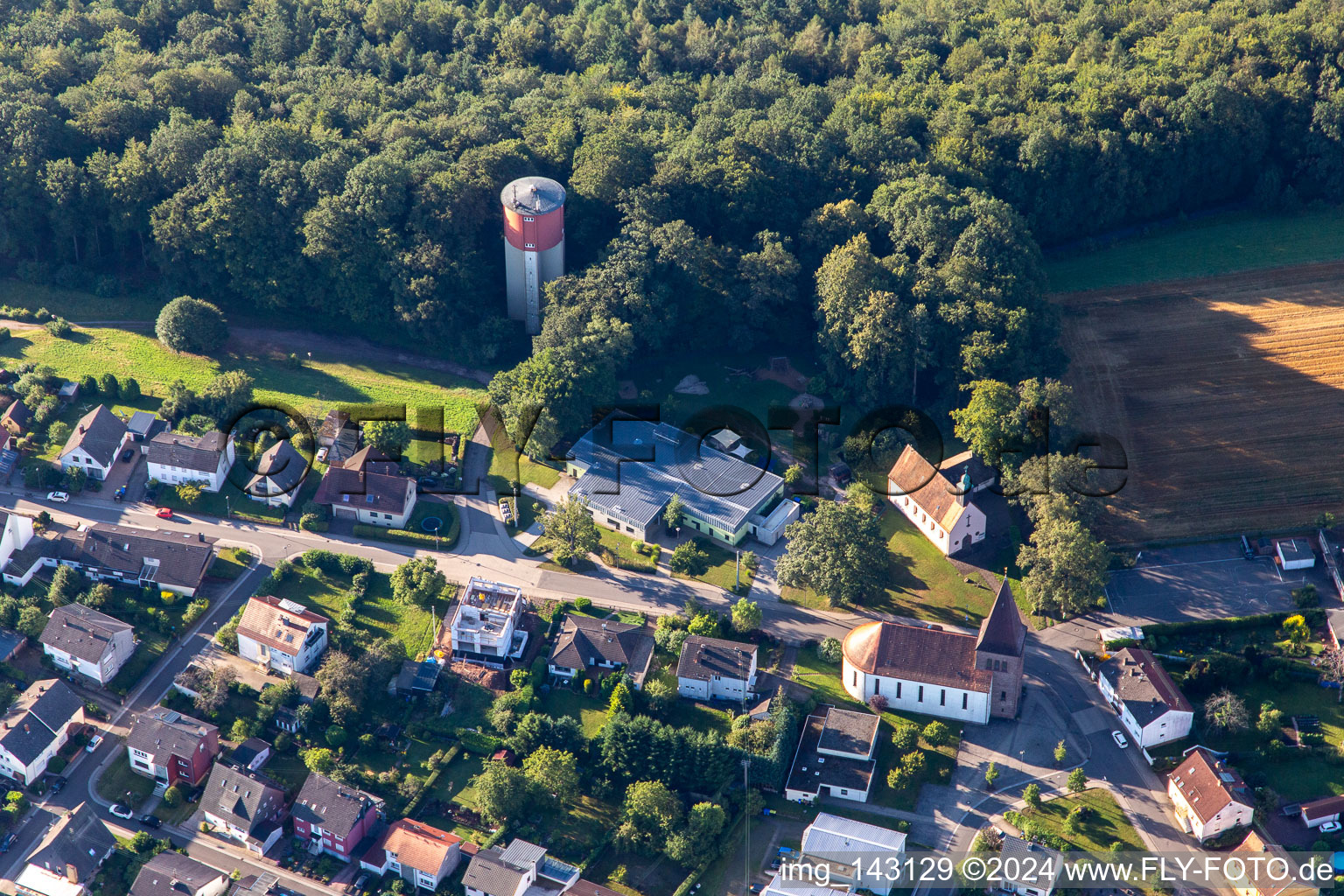 St. Joseph und Kindertagesstätte Zauberwald am Wasserturm im Ortsteil Erlenbrunn in Pirmasens im Bundesland Rheinland-Pfalz, Deutschland