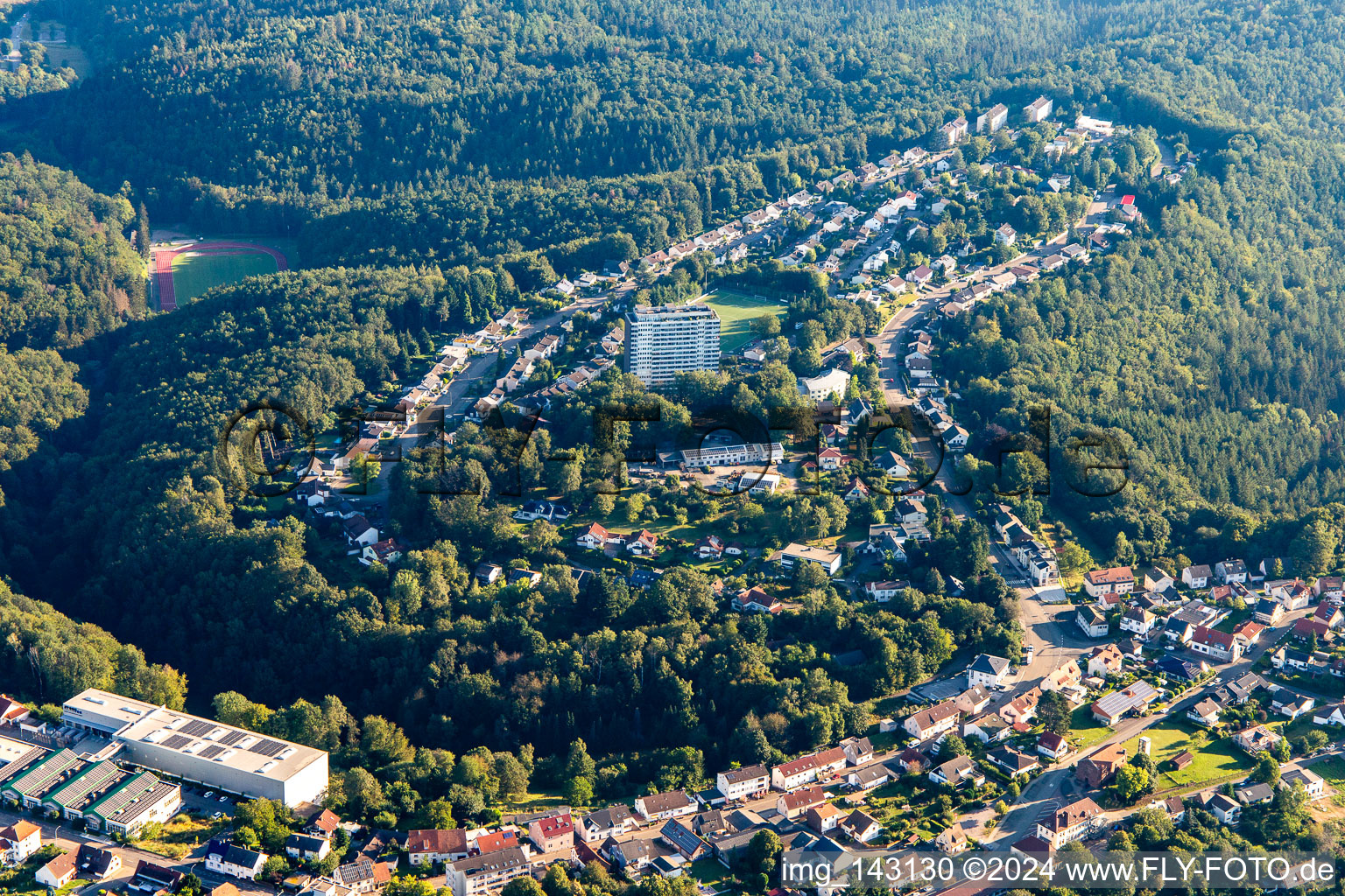 Adolf-Ludwig-Ring und WEGem Hochhaus Steinig Bühl an der Käthe-Kollwitz-Straße im Ortsteil Ruhbank in Pirmasens im Bundesland Rheinland-Pfalz, Deutschland