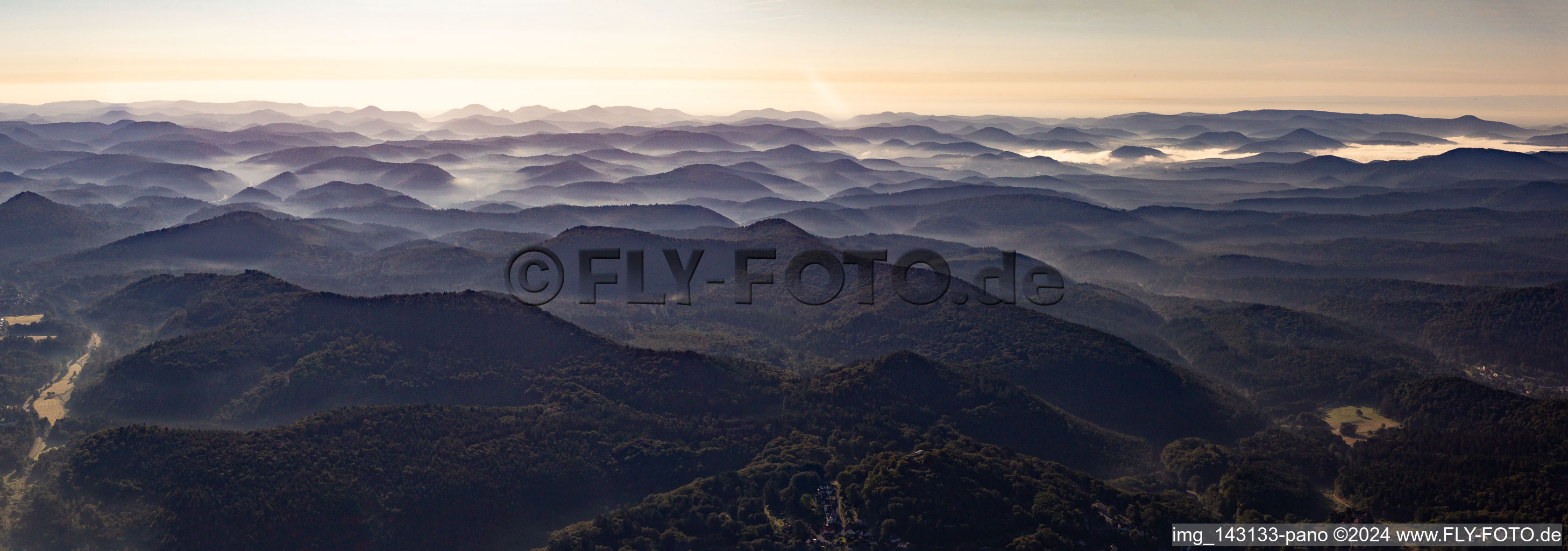 Berge des südlichen Pfälzerwalds und der Nordvogesen in Richtung SW in Lemberg im Bundesland Rheinland-Pfalz, Deutschland